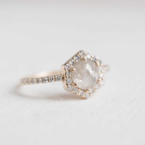 Anillo de bodas Halo de diamantes de sal y pimienta gris natural de 1,32 quilates Anillo de compromiso de oro amarillo de 14K - Product Image 3