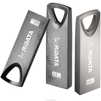 La unidad FLASH USB OJ9 es lo suficientemente compacta como para transportarlo con las llaves