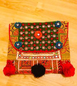 Banjara Fabric Tab Cover Boho Style Clutch Hermoso y versátil para todas las estaciones - Product Image 1