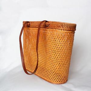 Bolso de mano de mimbre natural, artesanía de Vietnam, con cierre de cuero - Product Image 6