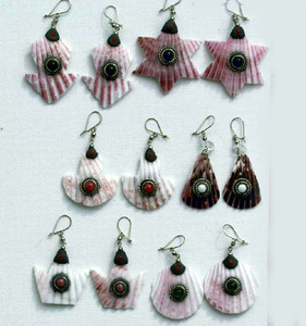 Venta al por mayor de joyería étnica peruana hecha a mano, Pendientes colgantes de concha marina, accesorio de moda de concha marina natural - Product Image 1