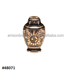 Grabado de flores Domptop de latón de metal macizo con urna de cenizas humanas de cremación floral con acabado negro dorado - Product Image 6