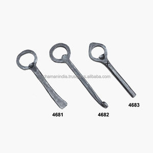 Abridor de Botellas Ecológico de Hierro Forjado a Mano por Chaman India - Product Image 1