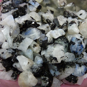 Fourniture en gros de matériaux bruts de pierres précieuses de pierre de lune blanche naturelle fabriqués et distribués - Product Image 4