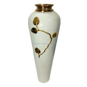 Grands vases en métal martelés pour la décoration d'hôtel et de salon Grandes pièces de sol pour un design intérieur élégant - Product Image 1
