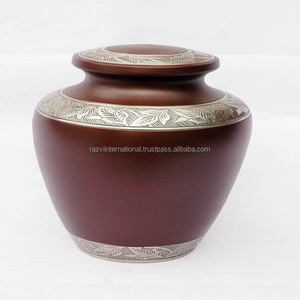 Cendres humaines Métal Laiton Gravure design frontière Urnes de crémation Urne de crémation en laiton avec finition en émail - Product Image 1