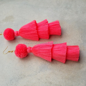   Pendientes de borlas rosa neón hechos a mano, pendientes rosas, pendientes de pompones - Product Image 1