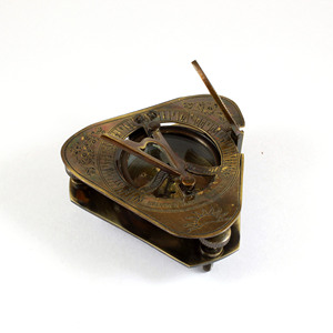 เข็มทิศนาฬิกาแดดทองเหลืองโบราณทำด้วยมือของขวัญแปลกใหม่แก้วสามเหลี่ยมดีไซน์ยุโรปทำจากโลหะอัลลอยคาลิรอน - Product Image 1