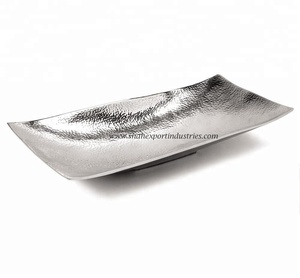 Plateau de service alimentaire carré en aluminium martelé, fait à la main, moderne, passe au lave-vaisselle et au micro-ondes, qualité commerciale, finition argentée polie - Product Image 1
