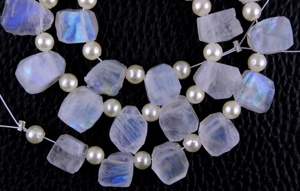 Pierre de lune naturelle arc-en-ciel de qualité supérieure, bleu feu de forme inégale pour la fabrication de bijoux, Collection de pierres blanches - Product Image 2