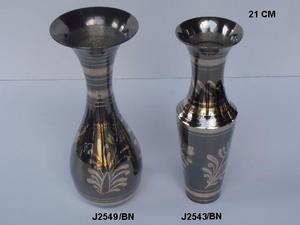 Vases traditionnels indiens en métal moulé en laiton avec peinture noire, décor de maison traditionnel indien - Product Image 6