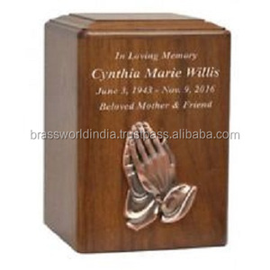 Suministros funerarios de la India, urna de madera fuerte de Brassworld para adultos - Product Image 1