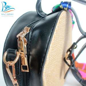 PU 트림 버튼 클로저 처리 술 활 장식 면 안감과 자연 스타일 라운드 패턴 등나무 핸드백 - Product Image 6