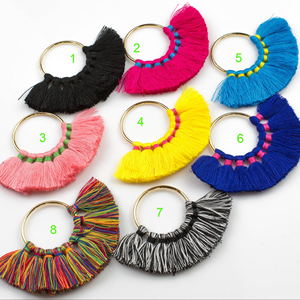 Pompons de ventilateur tendance et élégants sur supports en laiton. Parfait pour les boucles d'oreilles - Product Image 1