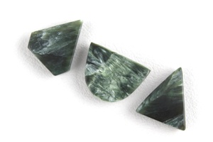 3 pièces de cabochons de pierres précieuses vertes naturelles en forme de triangle lisse et de fantaisie pour la fabrication de bijoux en fil métallique - Product Image 4