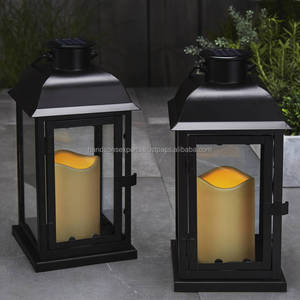 Les designs modernes de lanternes carrées peuvent accueillir des bougies, des lumières LED ou des ampoules électriques et créer une ambiance lumineuse chaleureuse, en métal et en verre. - Product Image 1