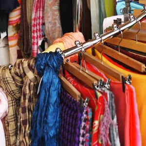 Estante de exhibición de ropa en espiral giratorio de acero con diseño ecológico para tiendas minoristas - Product Image 2