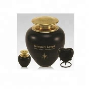 Satori Onyx Urne de crémation pour adultes de style américain Urne en métal en laiton noir par Brassworld India pour fournitures funéraires - Product Image 1