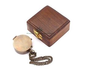 Boussole vintage en laiton massif avec chaîne et boîte en bois Boussole de poche antique pour la navigation, la randonnée, le camping, le cadeau de remise des diplômes - Product Image 3