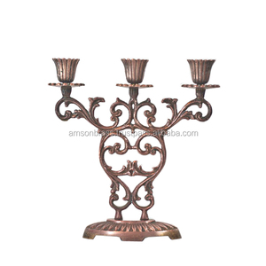 Candélabre en métal de qualité durable Base ronde Finitions en or rose Candélabres à 3 bras Conception perforée Bougeoir - Product Image 1