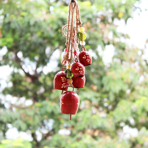 Souvenirs jaunes et rouges peints à la main, décoration de maison, cloches de vache suisse, cadeau de mariage, ornements de jardin artisanaux en métal - Product Image 6