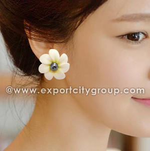 Mini boucles d'oreilles fleur en mousse de tiaré tahitien accessoires de mode - Product Image 2