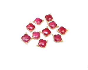 Forme de trèfle rubis teint à facettes en laiton plaqué or 18 carats déclaration fabrication de bijoux lunette de pierres précieuses pierre de naissance connecteur Boho - Product Image 5