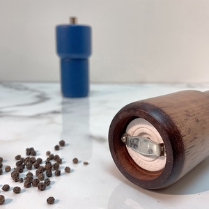 [Holar] Nouveau Mini Ensemble de Moulins à Sel et à Poivre Manuels Portables en Bois de 4,5", Fabriqué à Taïwan - Product Image 3