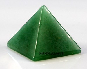 Jade vert Reiki pyramide pierre de cristal naturel pierre semi-précieuse artisanat pour la guérison Style Feng Shui en vente - Product Image 1