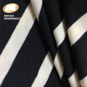 Venta caliente blanco y negro raya rayón tejido de punto para prendas de vestir - Product Image 4