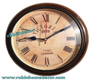 Horloge murale vintage en laiton et bois de 16 pouces, Victoria Station, Londres - Product Image 1