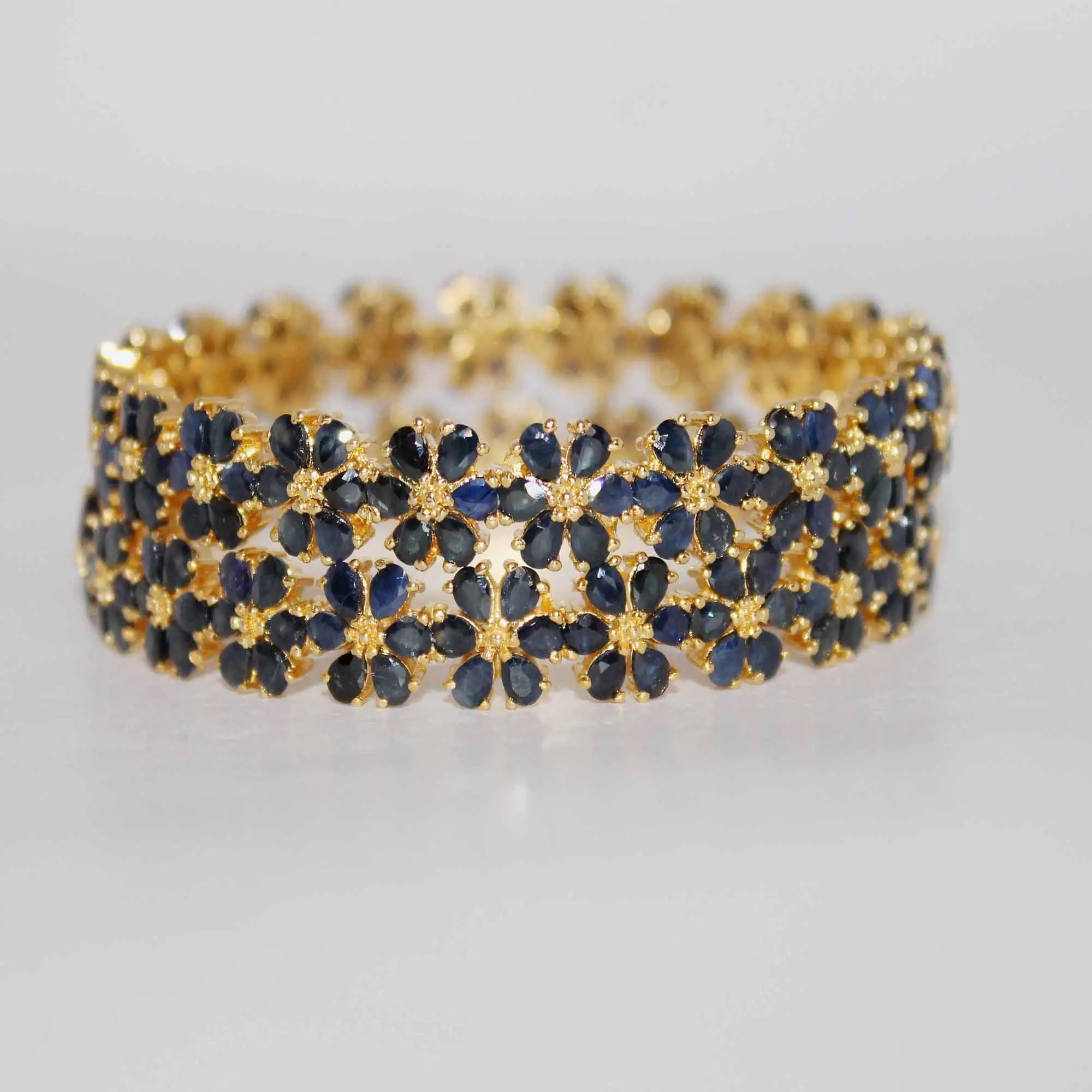 Handgemachtes blaues Saphir-Edelstein armband vergoldeter Armreif