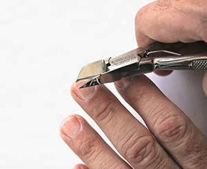 La manucure professionnelle en podiatrie argentée met en œuvre des coupe-ongles d'orteil avec pochette en cuir PU pour les soins personnels et le coupe-ongles incarnés - Product Image 6