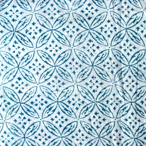 ผ้าฝ้ายพิมพ์ลายบล็อกคุณภาพสูง ออร์แกนิค เป็นมิตรกับสิ่งแวดล้อม ผลิตด้วยมือจากอินเดีย สีขาว สำหรับทำเสื้อผ้าเด็กหญิง/เด็กชาย หรือตกแต่งบ้าน - Product Image 3