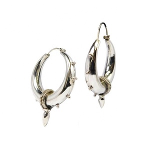 Pendientes de aro de joyería chapada en plata de estilo Vintage 2025, nuevo diseño de plata Lisa para mujeres y niñas, joyería de plata de exportación elegante - Product Image 1