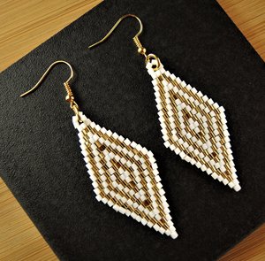 Pendientes Colgantes Bohemios de Moda Hechos a Mano con Cuentas Miyuki de Oro Blanco, Felicidad Hecha a Mano - Product Image 1