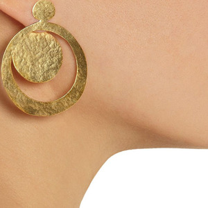 Vente en gros de clous d'oreilles martelés pour femmes dorées en laiton de forme géométrique avec perle pour les fiançailles de mariage ou les cadeaux - Product Image 1