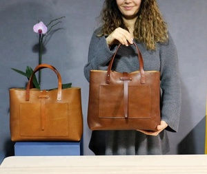 Grand sac fourre-tout en cuir marron fait à la main AM-0001 Accessoire élégant pour femmes Motif bonbon Deux poignées Cuir Markhor - Product Image 3