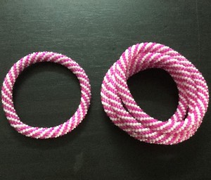 Bracelets avec perles rouges et roses - Product Image 2