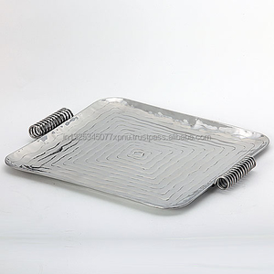Plateau de service personnalisé en aluminium martelé argenté disponible en différentes tailles - Product Image 1