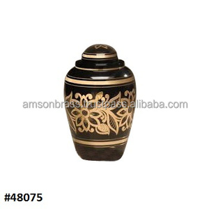 Grabado de flores Domptop de latón de metal macizo con urna de cenizas humanas de cremación floral con acabado negro dorado - Product Image 3