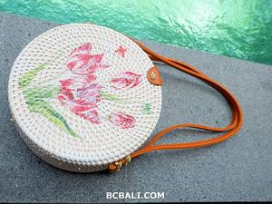 กระเป๋าถือสตรีทรงกลมหวายสานลายดอกไม้ ดีไซน์ใหม่ ปี 2019 สายสะพายหนังแท้ คุณภาพอันดับ 1 - Product Image 4