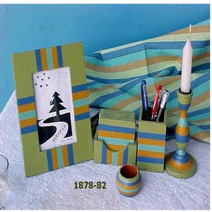 Cadre photo en bois massif peint à la main avec bougeoir et porte-stylo décoratif pour dessus de table - Product Image 2