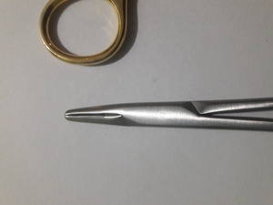 Portaagujas Quirúrgicos Manuales TC, Insertos de Carburo de Tungsteno Importados de Alta Calidad, Construcción de Acero Inoxidable, Mango Chapado en Oro - Product Image 4