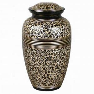 Axiom-urna de cremación de latón, grabado a mano clásico, roble negro único, acentos para el hogar - Product Image 2