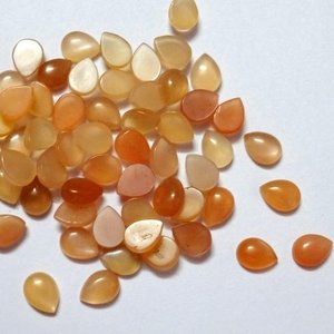 3mm 4mm Natural Peach Moonstone Smooth Pear Calibrated Cabochons Acheter maintenant chez Stones Wholesaler at Factory Price Online Shop DIY - Product Image 1