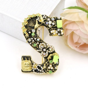 Broches de Metal con Letras de Cristal en Mayúsculas Personalizadas Gratuitas - Product Image 5