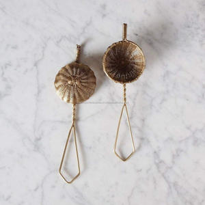 Lot de 2 infuseurs à thé dorés tissés à la main en laiton à long manche de luxe pour ustensiles de cuisine pour la maison et l'hôtel - Product Image 1