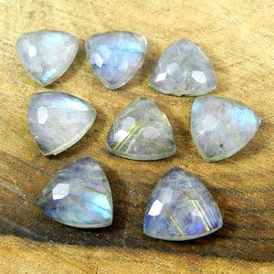 Collection 2019 : Doublet de Labradorite Naturelle en Cristal, Forme Trillion 15x15mm, 9,25 carats, Qualité AA, Ishu Gems - Product Image 1