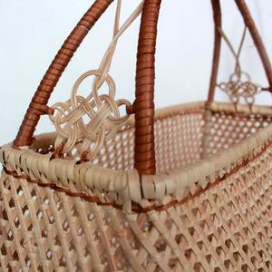 Bolso de Ratán Negro Vintage de Alta Calidad con Dos Asas y Cierre Abierto - Product Image 4